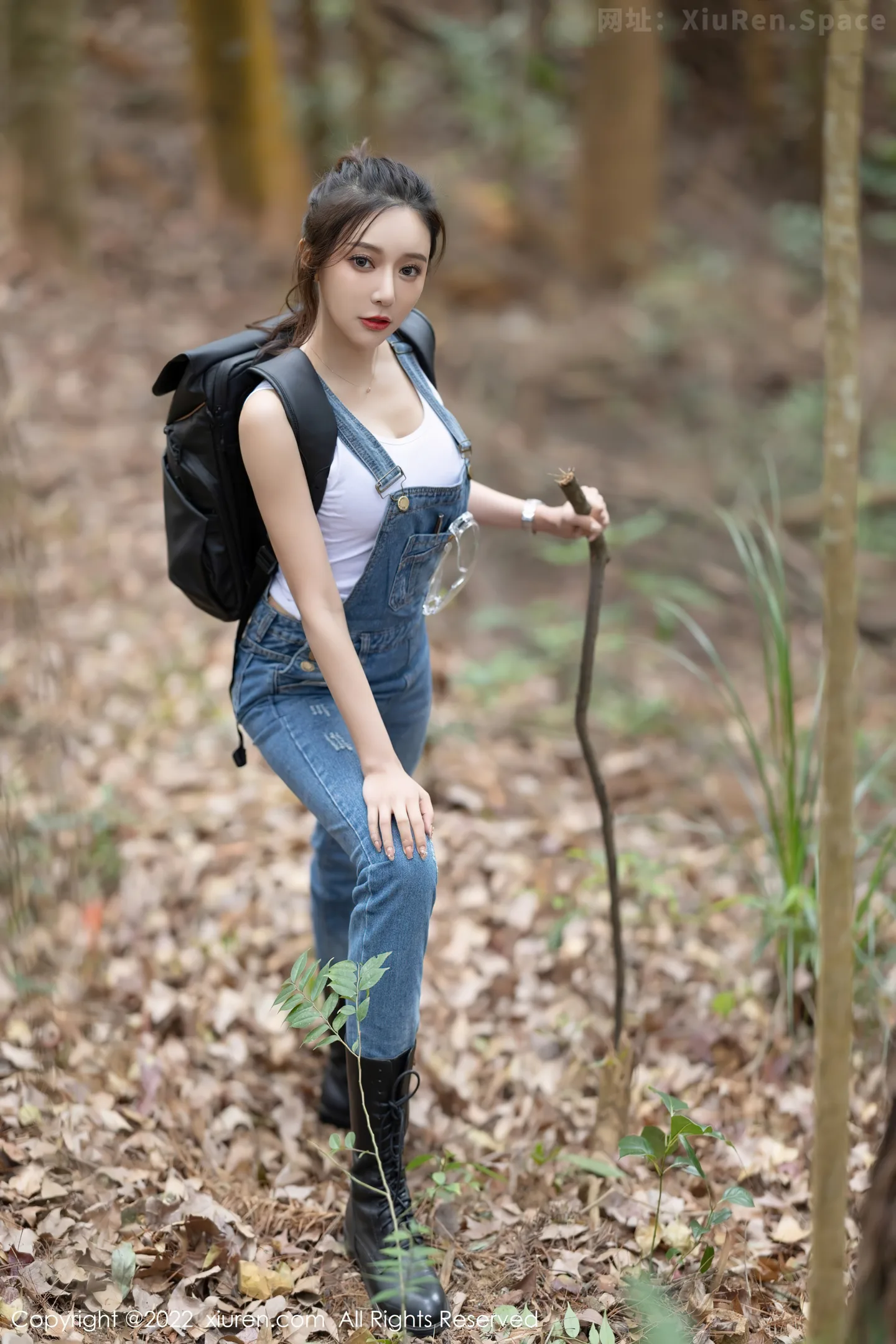 图片[5]-[XiuRen秀人网]VOL.4465 女神王馨瑶yanni户外探险主题脱牛仔背带服露黑色内衣性感写真63P-秀人网官方网站